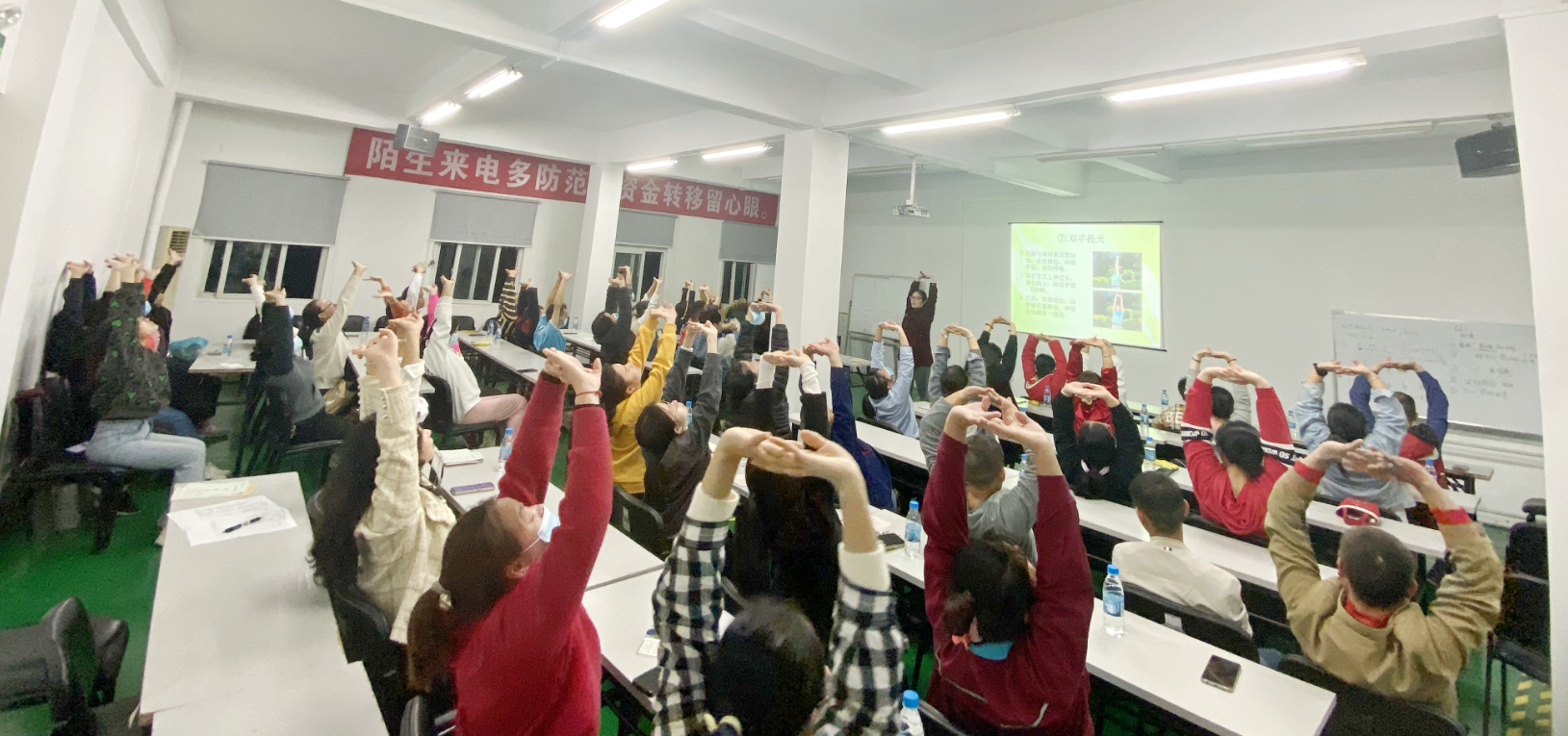 《腾博会课堂》I腾博会印务开展腰颈椎防治讲座